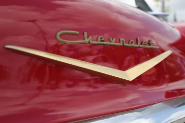 Kuzey bölgesi, İsrail - 4 Mayıs 2020: Vintage kırmızı Chevrolet Arka logosu.