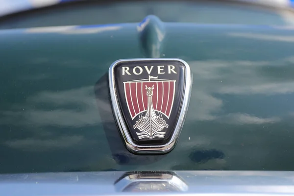 Distretto Nord, Israele - 4 maggio 2020: Land Rover firma. Land Rover auto d'epoca segno anteriore logo antico. — Foto Stock
