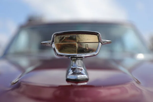 Distrito Norte, Israel - Maio 4, 2020: Vintage American carro Studebaker logotipo . — Fotografia de Stock
