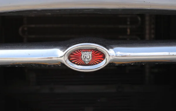 Distrito Norte, Israel - 4 de mayo de 2020: Vintage Jaguar coche Bel Air parrilla y logotipo . — Foto de Stock