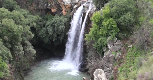 Cachoeira alta e vegetação ao redor. Fotografia de longa exposição . — Vídeo de Stock