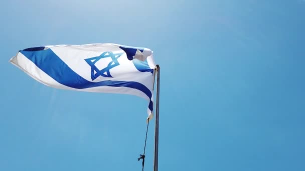 Flag of Israel waving in the wind, Sky and Sun Background. — Stock Video