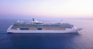 Güneş doğarken büyük bir yolcu gemisi yavaşça hareket ediyor..