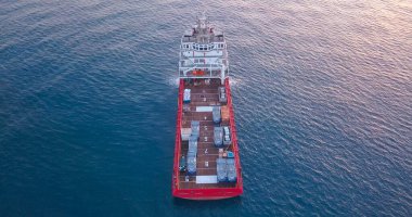 Offshore Tedarik Gemisi Sakin okyanus suyunda.