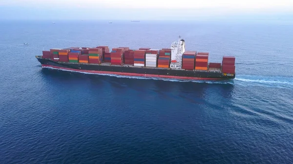 海上大型集装箱船,装有各种集装箱品牌.ULCV集装箱船在露天航行，满载集装箱和货物. — 图库照片