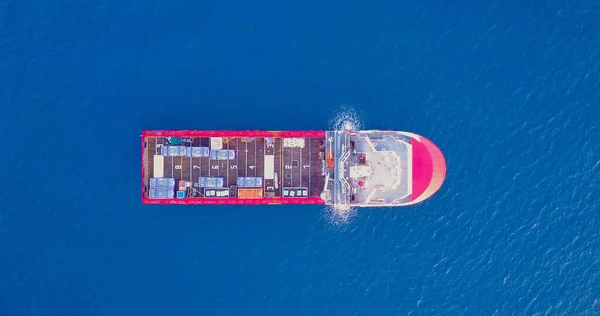 Buque de suministro offshore en el tranquilo agua del océano . — Foto de Stock