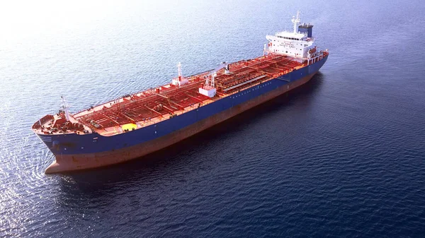 Loď přepravující volně ložený náklad na moři. Letecký pohled. — Stock fotografie