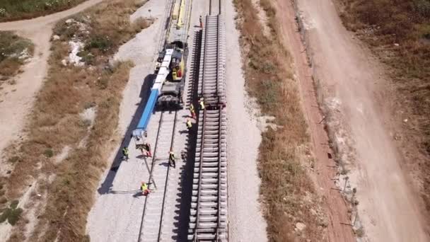 Lavoratori ferroviari che riparano un binario rotto. Riparare la ferrovia. Processo di manutenzione delle rotaie. — Video Stock