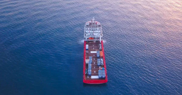 Buque de suministro offshore en el tranquilo agua del océano . — Foto de Stock