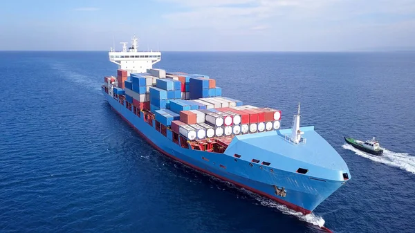 Navio contêiner ULCV navega em águas abertas totalmente carregado com contêineres e carga . — Fotografia de Stock