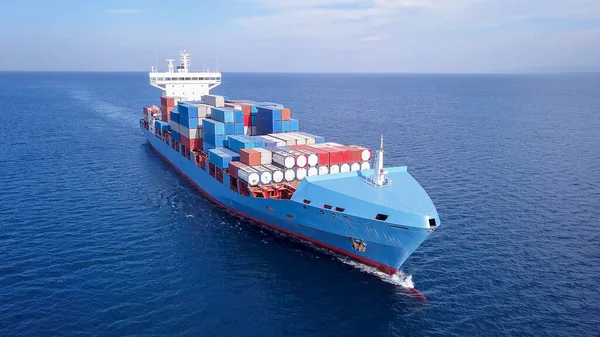 UCV 컨테이너 선박 이 컨테이너와 화물을 실은 채넓은 바다를 항해하고 있다. — 스톡 사진