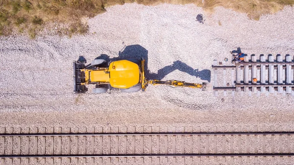 Trabalhadores ferroviários reparando uma pista quebrada. A reparar caminhos-de-ferro. Processo de manutenção de trilhos . — Fotografia de Stock