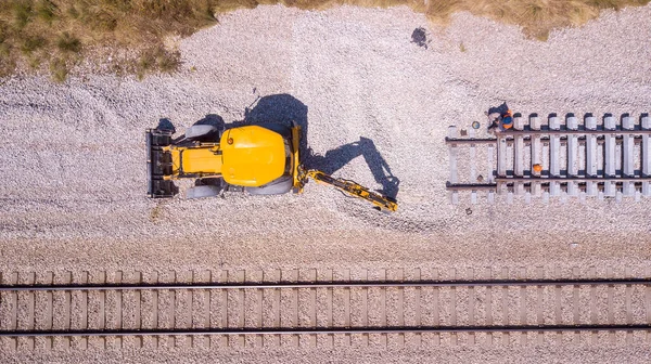 Railroad workers repairing a broken track. Repairing railway. Rail tracks maintenance process. — Stock Photo, Image