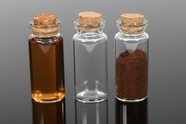 Pudra ve sıvı içeren küçük cam şişe sayısı.