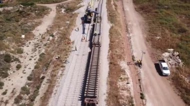 Demiryolu işçileri bozuk bir rayı onarıyor. Demiryolu tamiri. Demiryolu bakım sürecini izler.