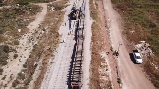 Trabalhadores ferroviários reparando uma pista quebrada. A reparar caminhos-de-ferro. Processo de manutenção de trilhos . — Vídeo de Stock