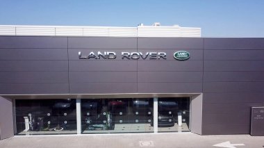Kuzey bölgesi, İsrail - 4 Temmuz 2020: Land Rover marka lüks araba galerisi.