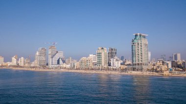 Tel Aviv silueti. Akdeniz bakış açısından TLV kıyı şeridi