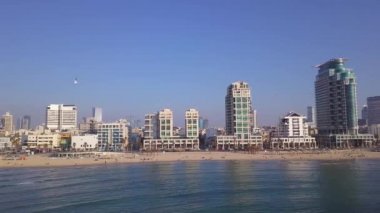 Tel Aviv silueti. Akdeniz bakış açısından TLV kıyı şeridi