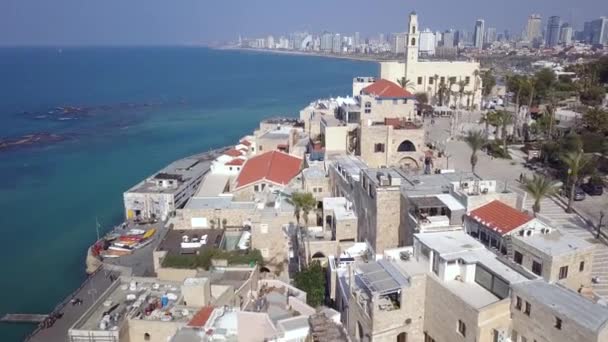 Tel Aviv e Jaffa skyline, vista aérea acima da cidade velha e porto de Jaffa e TLV litoral em segundo plano. Torre do Relógio em Jaffa - Tel Aviv, Israel . — Vídeo de Stock