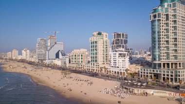 Tel Aviv silueti. Akdeniz bakış açısından TLV kıyı şeridi