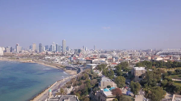 Tel Aviv y el horizonte de Jaffa, vista aérea sobre la ciudad vieja y el puerto de Jaffa y la costa TLV en el fondo. — Foto de Stock