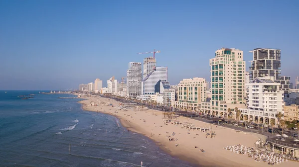 Tel Aviv silueti. Akdeniz bakış açısından TLV kıyı şeridi