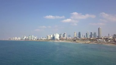Tel Aviv silueti. Akdeniz bakış açısından TLV kıyı şeridi