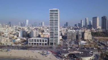 Tel Aviv silueti. Akdeniz bakış açısından TLV kıyı şeridi