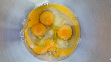 Yumurta sarısı bir kaba döküldü..