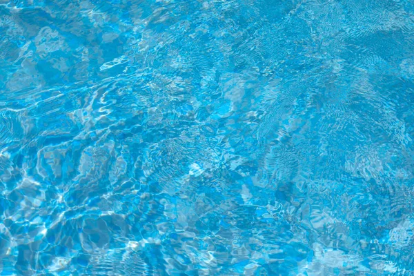 Superfície de água rasgada azul na piscina. Fundo de água na piscina . — Fotografia de Stock