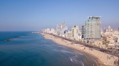 Tel Aviv silueti. Akdeniz bakış açısından TLV kıyı şeridi