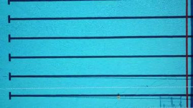 Yüzme havuzu Coronavirus kilitlemesi nedeniyle insanlardan boşaldı.