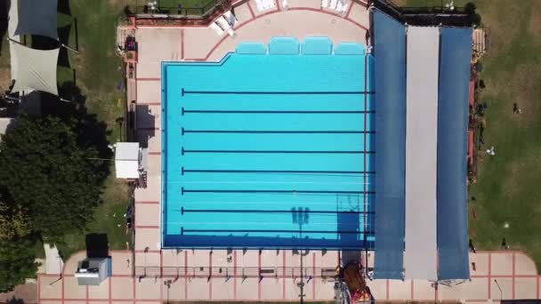 Плавальний басейн порожній від людей через блокування Coronavirus. — стокове відео
