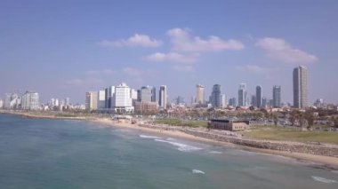 Tel Aviv silueti. Akdeniz bakış açısından TLV kıyı şeridi