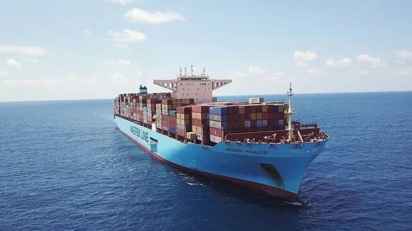 Middellandse Zee - 25 juni 2020: Maersk Hidalgo mega containerschip. ULCV volledig geladen met vrachtcontainer. — Stockfoto