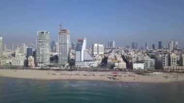 Tel Aviv silueti. Akdeniz bakış açısından TLV kıyı şeridi