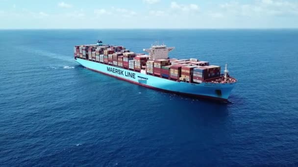 Medelhavet - 25 juni 2020: Maersk Hidalgo mega Container Ship. ULCV fullastad med fraktcontainer. — Stockvideo