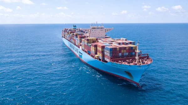 Mer Méditerranée - 25 juin 2020 : Maersk Hidalgo mega Container Ship. ULCV entièrement chargé avec conteneur de fret. — Photo