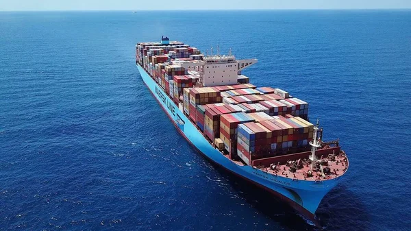 Middellandse Zee - 25 juni 2020: Maersk Hidalgo mega containerschip. ULCV volledig geladen met vrachtcontainer. — Stockfoto