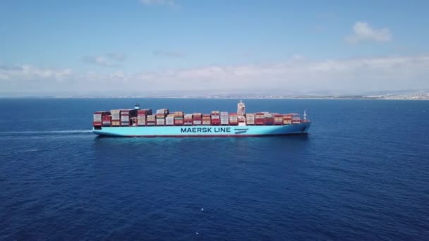 Mittelmeer - 25. Juni 2020: Maersk Hidalgo Mega-Containerschiff. ULCV voll beladen mit Frachtcontainern. — Stockvideo