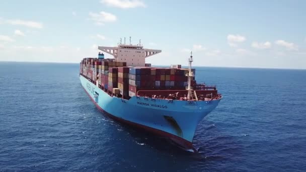 地中海- 2020年6月25日: Maersk Hidalgo mega Container Ship.貨物コンテナが満載のULCV. — ストック動画