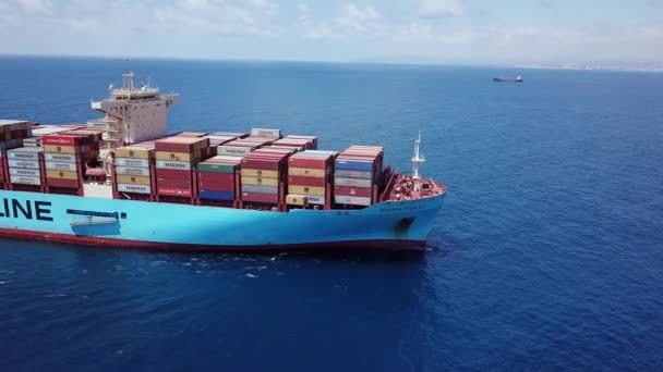 Medelhavet - 25 juni 2020: Maersk Hidalgo mega Container Ship. ULCV fullastad med fraktcontainer. — Stockvideo