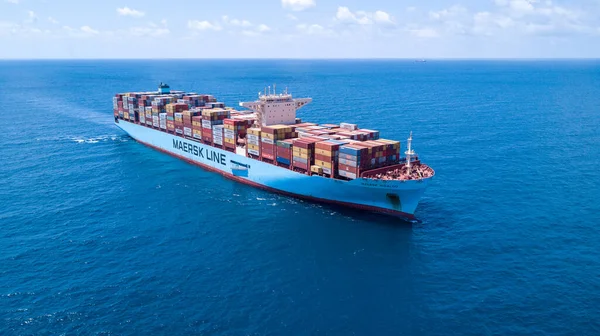 Mar Mediterrâneo - 25 de junho de 2020: Maersk Hidalgo mega navio recipiente. ULCV totalmente carregado com contentor de carga . — Fotografia de Stock