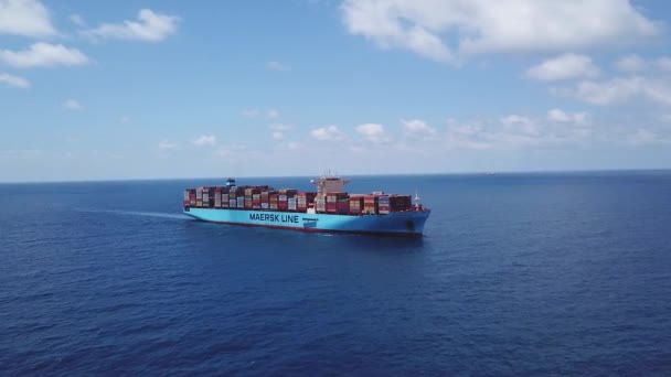 Akdeniz - 25 Haziran 2020: Maersk Hidalgo mega konteyner gemisi. ULCV tamamen yük konteynırıyla yüklendi. — Stok video