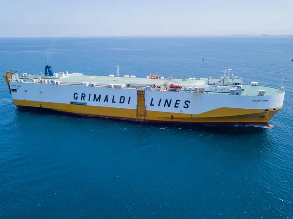 Haifa, Israel - 22 de julho de 2020: Grimaldi Lines RoRo Roll on-Off navio que navega lentamente no mar . — Fotografia de Stock