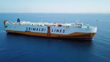 Hayfa, İsrail - 22 Temmuz 2020: Grimaldi Hatları RoRo Ro Gemisi denizde yavaşça ilerliyor.