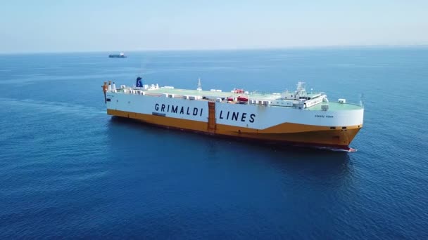 Haifa, Israel - 22 de julho de 2020: Grimaldi Lines RoRo Roll on-Off navio que navega lentamente no mar . — Vídeo de Stock