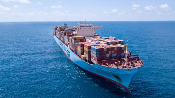 Mar Mediterrâneo - 25 de junho de 2020: Maersk Hidalgo mega navio recipiente. ULCV totalmente carregado com contentor de carga . — Fotografia de Stock