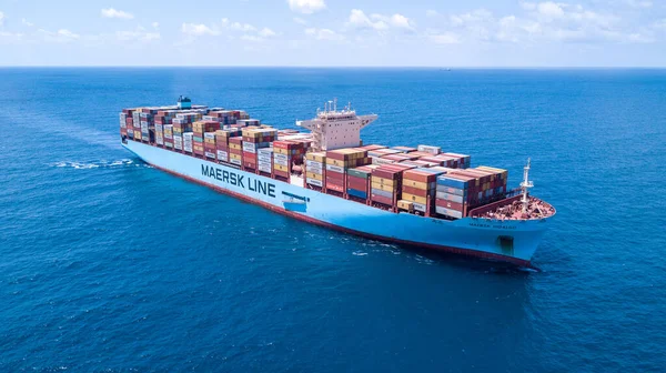 Mar Mediterrâneo - 25 de junho de 2020: Maersk Hidalgo mega navio recipiente. ULCV totalmente carregado com contentor de carga . — Fotografia de Stock